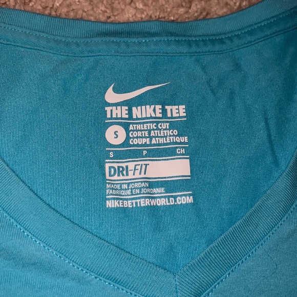 Dri-Fit Nike Athletic T-Shirt - Picture 2 of 2